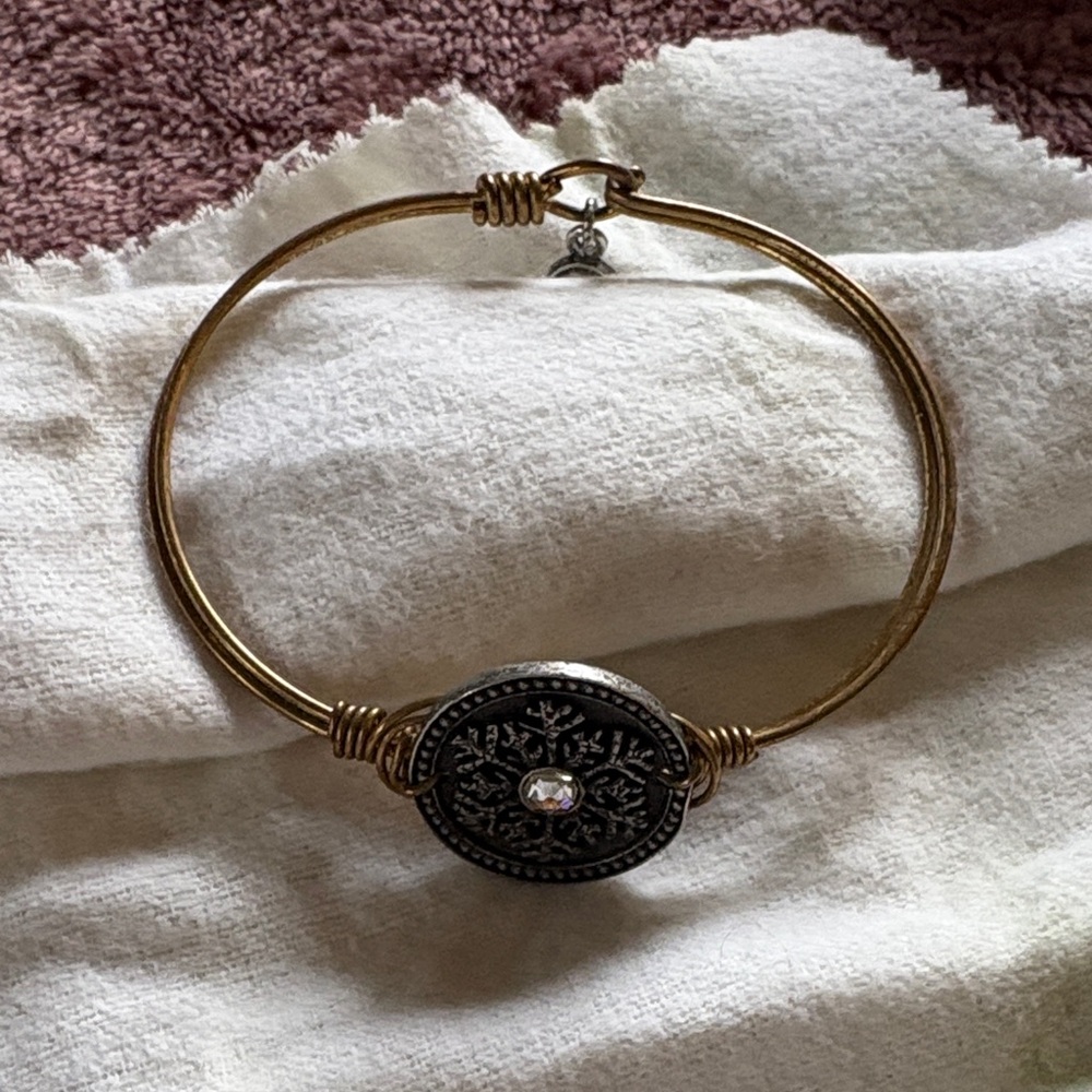 Vintage-Inspired Gold and Black Bracelet with Crystal Detail